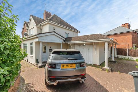 3 bed property, in Oak Crescent, £245,000
