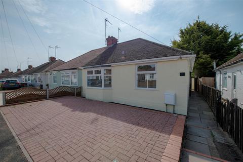 2 bed property, in St. Margarets Avenue, £280,000