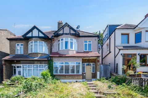 3 bed property, in Eglinton Hill, £450,000