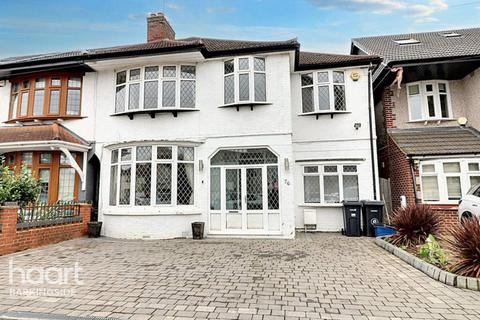 4 bed property, in Lord Avenue, £800,000