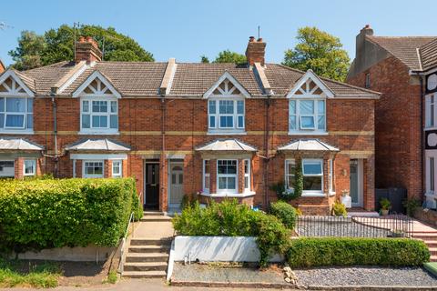 2 bed property, in Blackhouse Hill, £325,000
