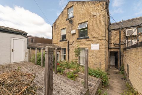 6 bed property, in Stainland Road, £390,000