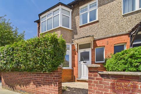 3 bed property, in Cedar Road East, £270,000