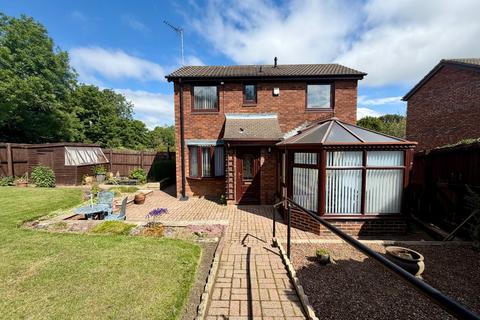 2 bed property, in Stuart Court, £130,000