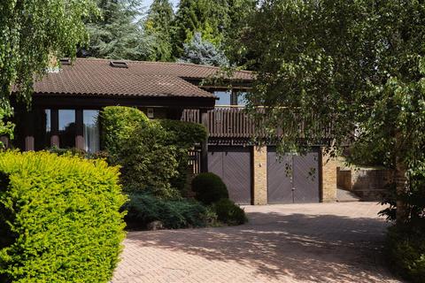 4 bed property, in Quarry Hill Park, £1,000,000