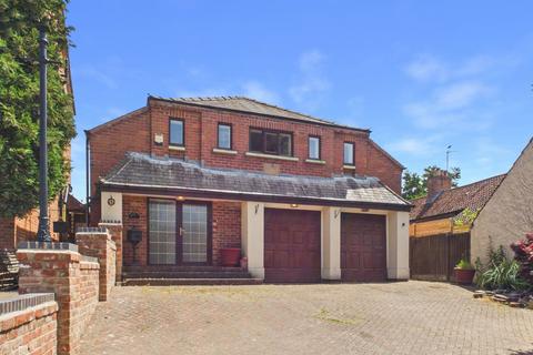 3 bed property, in Chapel Lane, £550,000