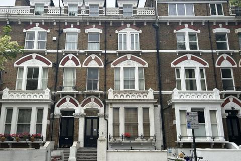 1 bed property, in First Floor Rooms, £90,000