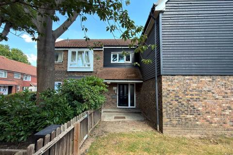 1 bed property, in 3 Hadleigh Walk, £120,000