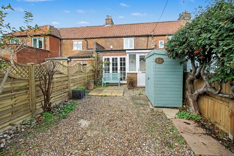 2 bed property, in Charming Cottage Close to Holt Town Centre, £285,000
