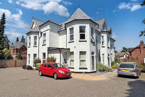 1 bed property, in Lansdowne Road, £55,000