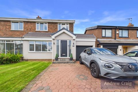 2 bed property, in Oakfield Close, £230,000