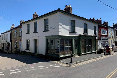 5 bed property, in Vicarage Road, £335,000