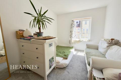 1 bed property, in Norwich Avenue West, £150,000
