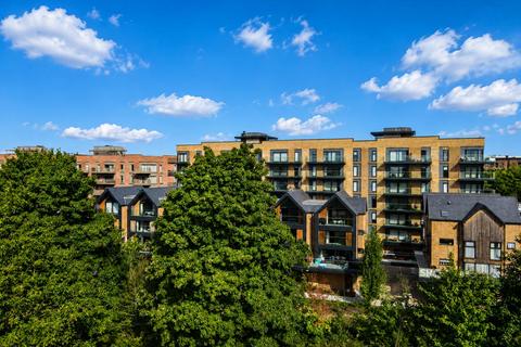 2 bed property, in 3rd Floor Apartment, £260,000