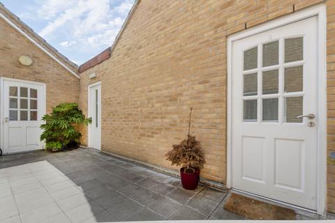2 bed property, in Wood Avens Way, £149,999