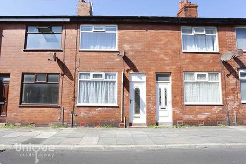 2 bed property, in Fairfield Road, £80,000