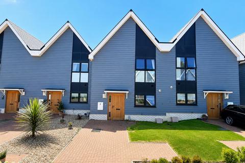 2 bed property, in Cypress Close, £315,000