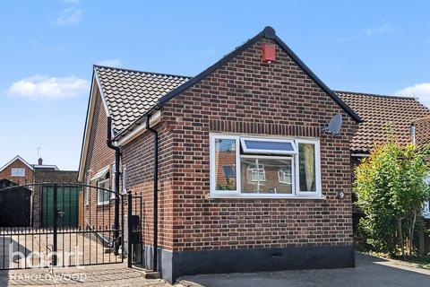 3 bed property, in Kersey Gardens, £475,000