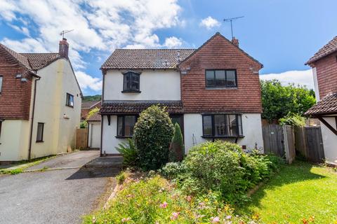4 bed property, in Yew Tree Gardens, £460,000