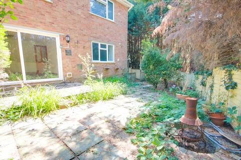 2 bed property, in NO FORWARD CHAIN! LONG LEASE! PRIVATE GARDEN!, £170,000