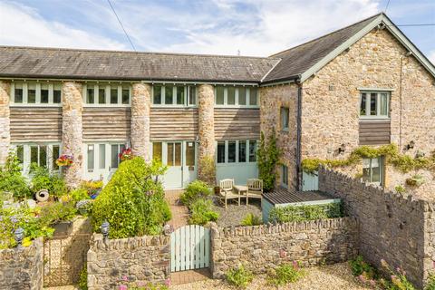 3 bed property, in Yalberton Road, £325,000