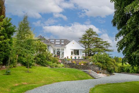4 bed property, in Shrublands, £840,000