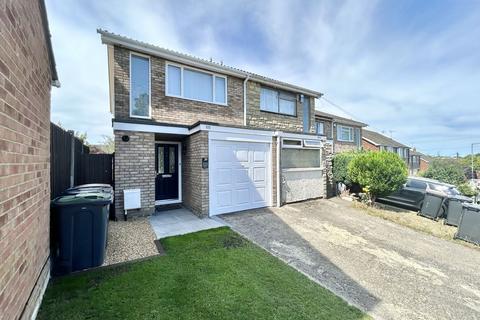 3 bed property, in Tomlinson Avenue, £350,000