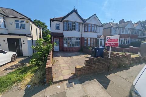 3 bed property, in St. Annes Gardens, £450,000