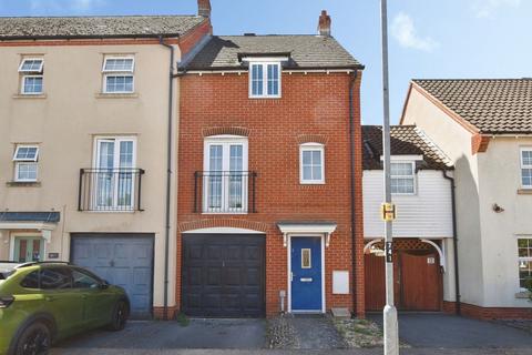 3 bed property, in Halfpenny Road, £350,000