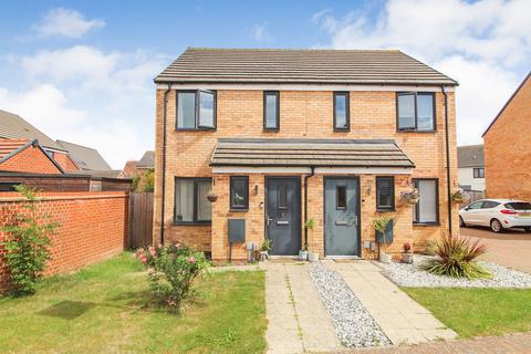 2 bed property, in Crisp Meadows, £280,000