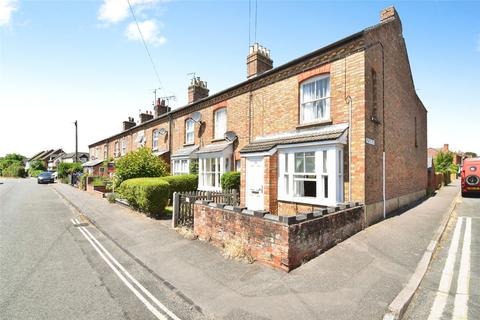 2 bed property, in Avenue Road, £180,000