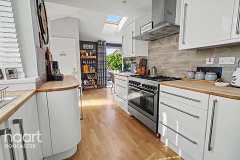 3 bed property, in Oakhill Road, £260,000