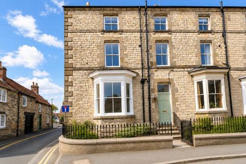 5 bed property, in Pickering YO18, £525,000