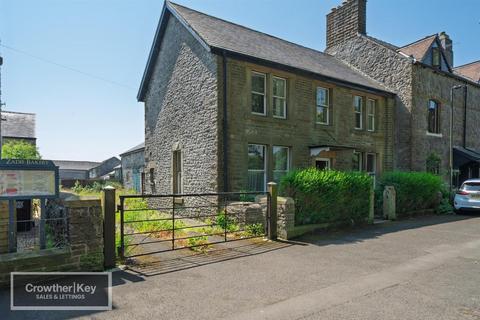3 bed property, in The Front, £325,000