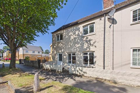 2 bed property, in Village Road, £200,000