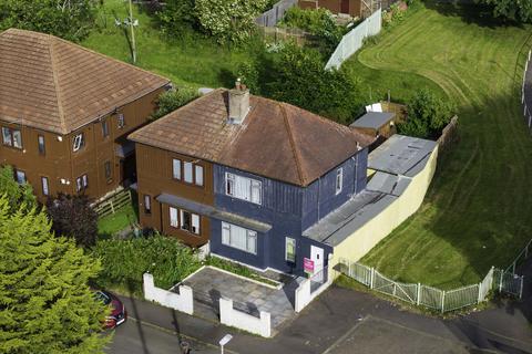 2 bed property, in Mossgiel Crescent, £95,000