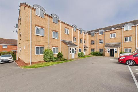 2 bed property, in Langdale Court, £90,000