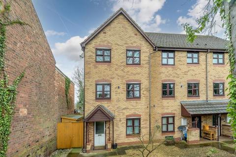 4 bed property, in Stream Road, £320,000