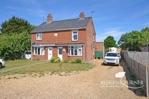 2 bed property, in Market Lane, £290,000