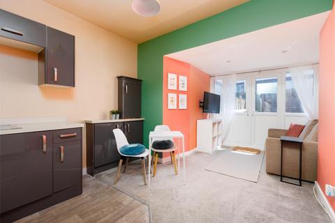 1 bed property, in Bushy Park, £180,000