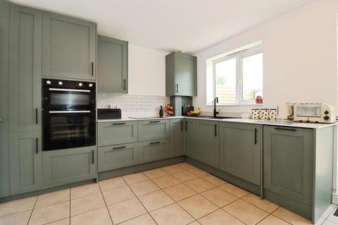 3 bed property, in Tenth Avenue, £350,000