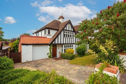 3 bed property, in Petersfield Crescent, £585,000
