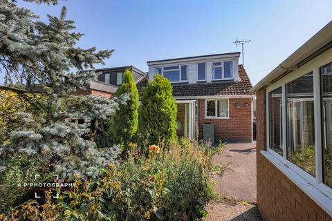 3 bed property, in Silverstone Avenue, £179,950