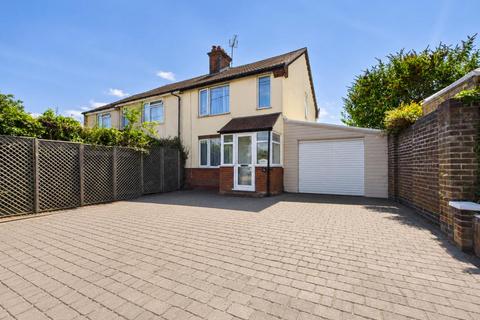 2 bed property, in Harwich Road, £280,000