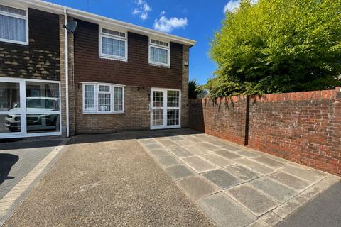 3 bed property, in The Close, £350,000