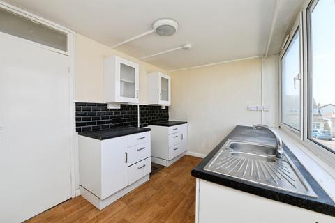 2 bed property, in Roseberry Avenue, £190,000