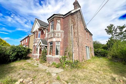 4 bed property, in Pett Road, £500,000