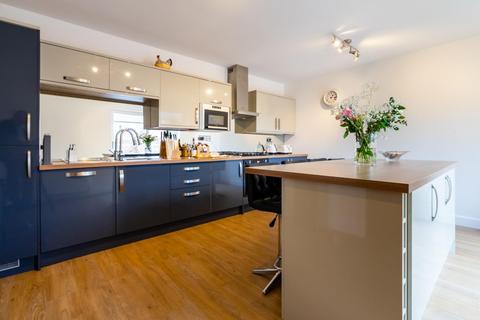 2 bed property, in Shipton Street, £450,000