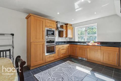 1 bed property, in Cottage Close, £300,000