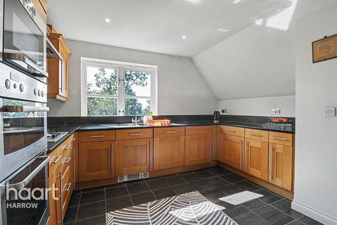 1 bed property, in Cottage Close, £300,000